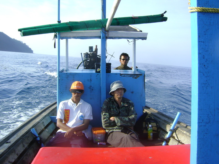 บังหรนเจ้าของเรือ ก็ถือหางพาพวกเรา กลับฝั่งในคลองทับละมุ กัน พี่ไก่กับน้าชายหลังพิงฝาหลับกันสบาย อิอ