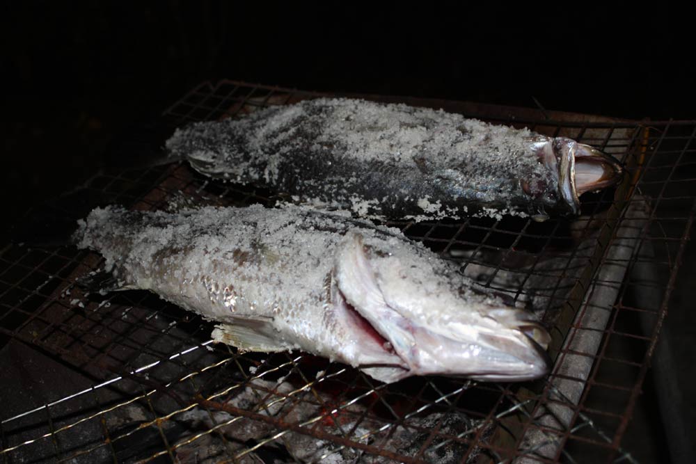 อย่าเพิ่งอิ่มนะครับ...........รอปลาเผาผมก่อนครับน้าๆ ลุง..... :grin: :grin: :grin: :grin: :grin: