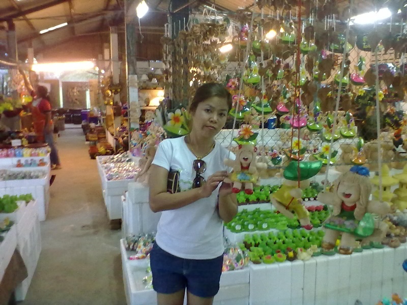[center][b]มีของตกแต่งบ้าน กุ๊กกิ๊กๆ น่ารักมากมายค่ะ  :blush: :blush:[/b][/center]