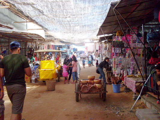 ตลาดของไทย  ยังไงก็น่าเดินกว่า 