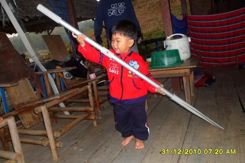 ลูกชายคนเล็กตื่นตามมาอีก  แถวร้องตาม บอกว่าจะไปด้วย ( เสร็จแล้วงานนี้ )