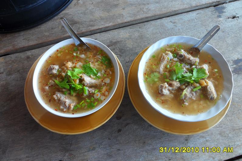 น้าปั้นก็ผสมเหยื่อครับ  ....หมอบัตเทอร์หน้าแพ กินขนมปังป่น + รำ + นมแมว ( แล้วเราขุดไส้เดือนมาทำไรหว