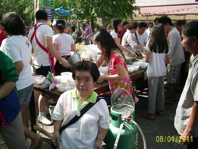 เดินมาอีกร้านเจอนี่เลย  ร้านก๋วยเตี๋ยว แสนอร่อย   เปิดแป๊บ เดียวหมด...... :grin: :grin: