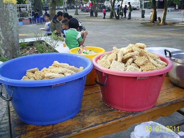 หัวใจสำคัญอยู่ตรงนี้นี่เอง  เส้นบะหมี่สำเร็จรูป  ง่ายดี  เดี๋ยวปีหน้าเอาบ้าง........ :grin: :grin: