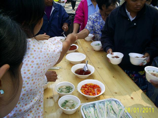 ท่าจะอร่อยจริง ๆ เห็นคนมุงเต็มร้านเลย........ :grin: :grin: