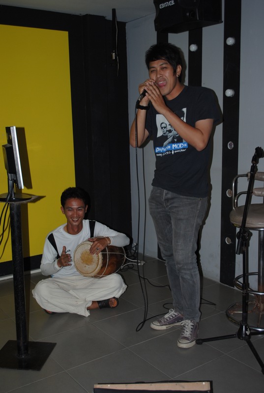 นั่น เริ่มละครับ สนุกสนาน กันไป   :laughing: