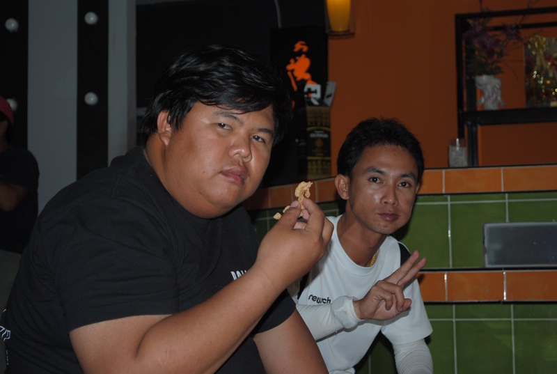 เหนื่อยก็มานั่งกิน   :blush: :blush: :blush: