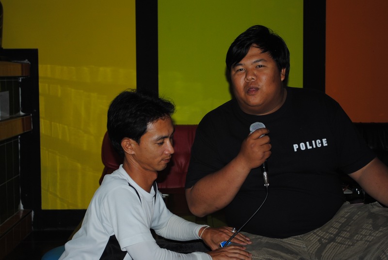 ทั้งร้อง ทั้งนวด จะเอาทริป ให้ได้  :laughing: :laughing: :laughing: