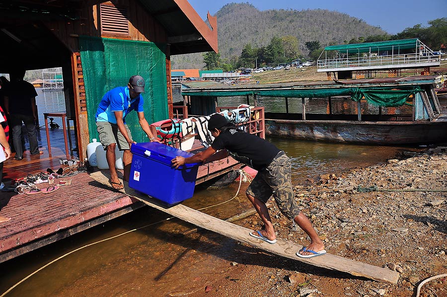 เด็กแพก็ขยันน่าดูรีบมาช่วยจนจองลงเรือ :grin: