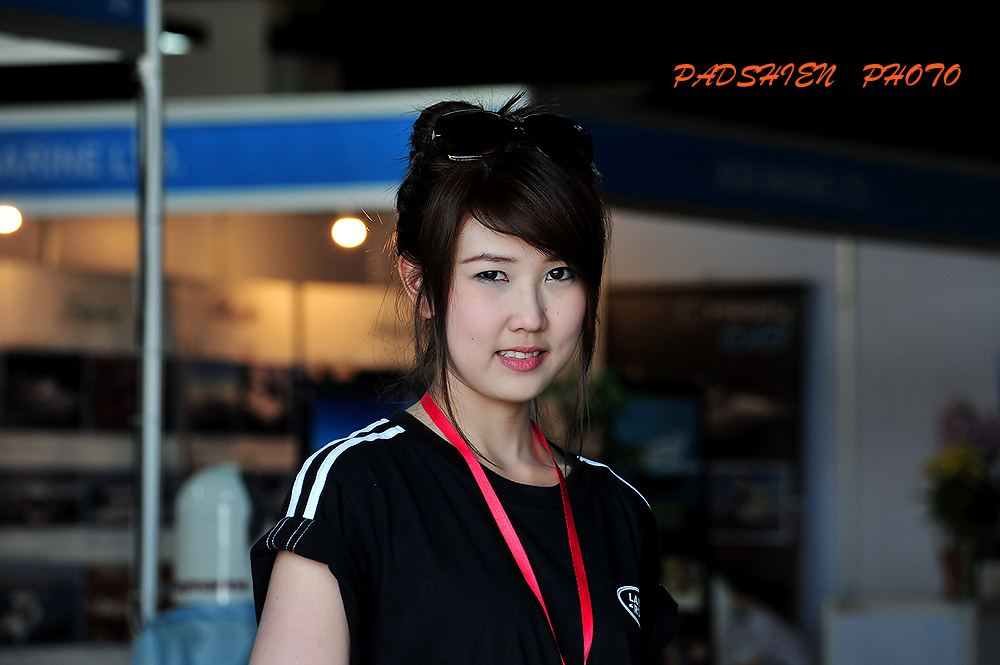 ก่อนเข้าไปข้างในน้องเขายืนต้อนรับอยู่  :umh: :umh: