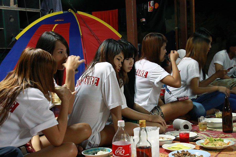 แต่แค่กินมันยังไม่เท่าไหร่ ไอ้ที่ต้องแยกประสาทตาพร้อมทั้งกินข้าว ...กะระวังเมียไปด้วยนี่ มันสะดุดลูก