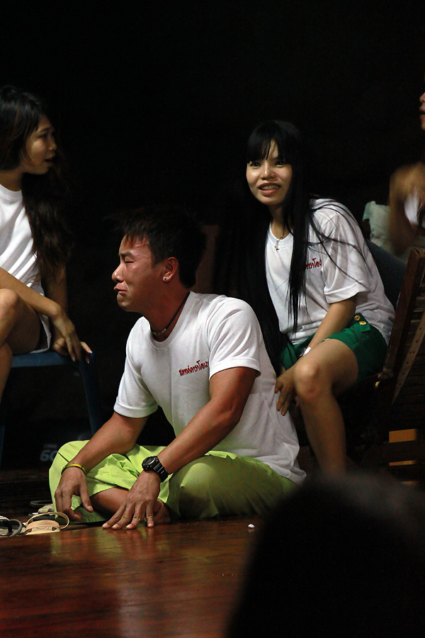 สีหน้าของ ต่ายบีบอย หลังจากนำโชว์
ภาพเบื้องหลังเวทีครับ  :laughing: :laughing: :laughing: :laughing
