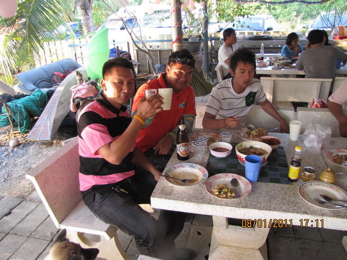 ชนแก้วบ่อย เดี๋ยวเต้นไม่หยุด นะครับน้าก้อง

 :laughing: :laughing: :laughing: