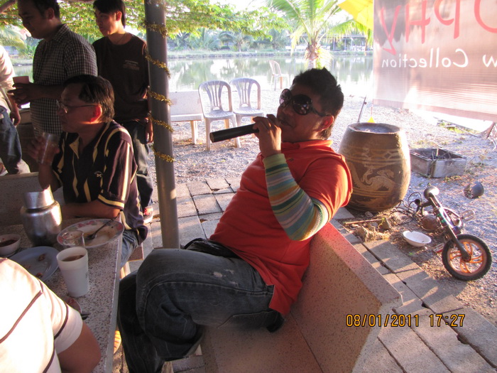 น้าบอย ภิรมย์....

ซ้อมร้องเพลง

 :laughing: :laughing: :laughing: