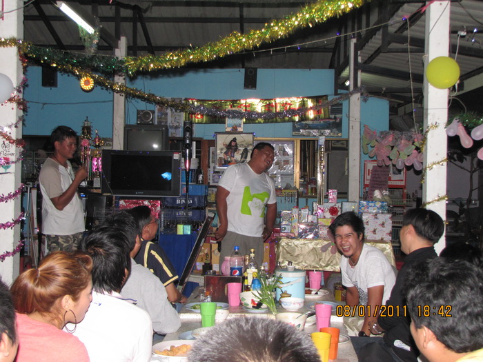 ท่านต่อมา น้าช้าง 

โดนแซว ซะเขินไปเลย

 :laughing: :laughing: :laughing: