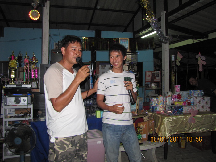 ท่านต่อมา  น้าเจี๊ยบ  (เป็นคนพูดแบบตรงไปตรงมา)

 :smile: :smile: :smile: