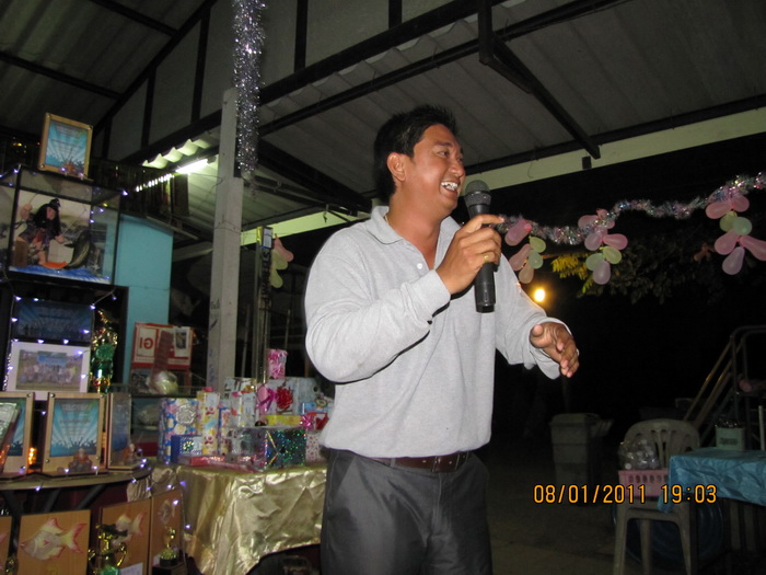 ท่านต่อมา น้าขวัญ 

วันนี้โดนแซวเยอะ  เพราะแต่งตัวเป็นทางการมากๆ


 :laughing: :laughing: :laug