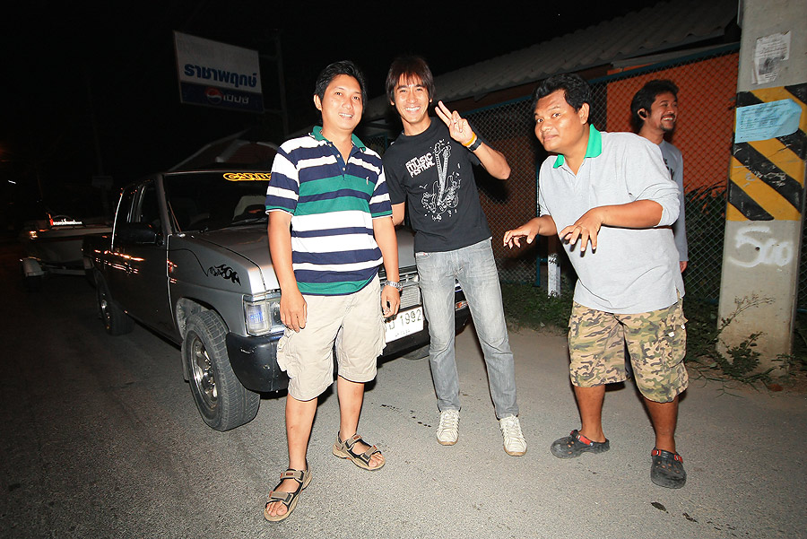 แวะมานครปฐม มาลากเรือไปลุย พร้อมกับรับพี่บอยทีเชิร์ฟเจ้าของเรือไปด้วย
อ้ะ อ้ะ อ้ะ....ยังมีเพื่อนร่ว