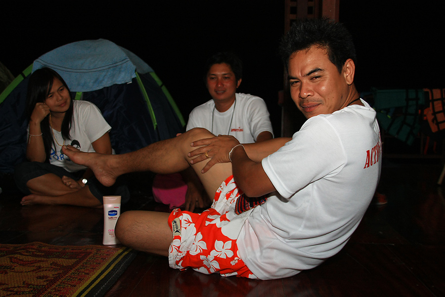 หมั่นใส้ตาโปรอินเดีย คนนี้จริงๆ...
นั่งห่างเมีย ไม่เกิน2 เมตร ตลอดงาน
 :laughing: :laughing: :laug