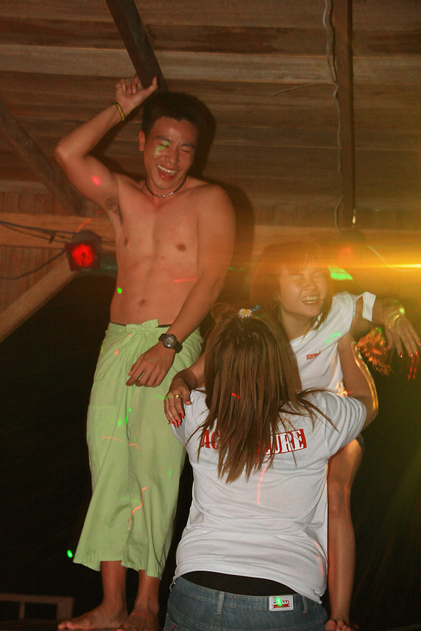 กำแท้ ๆ ......บนพื้นทานไม่สะใจนังต่ายเค้านะ
 :laughing: :laughing: :laughing: