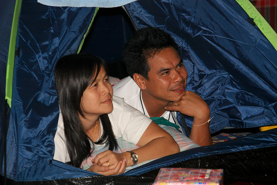 คิคิ...ฝากให้น้าโตโต้อีกรูป....
โต้ไม่กลัวเมีย จริงๆนะ
 :laughing: :laughing: :laughing: