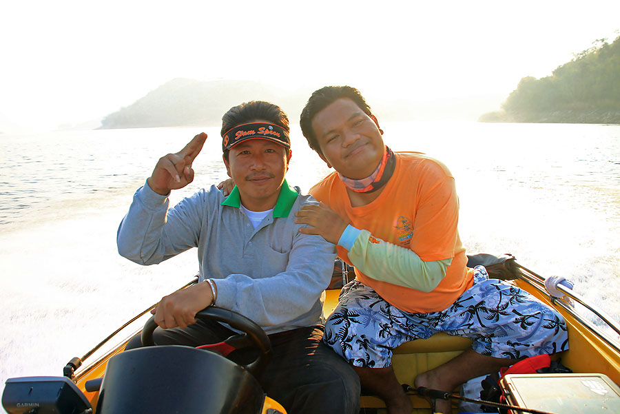 หน้าตาแบบนี้ มีดเหน็บหลังทั้งสองคนเลย :laughing: :laughing: