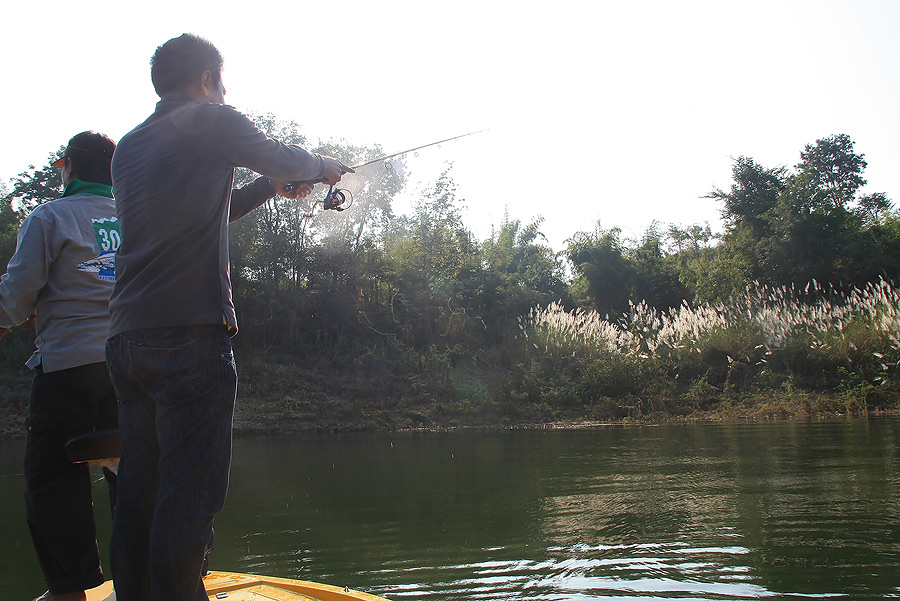 ตีกันยิกเลยยยวุ้ย ทีนี้....ทั้งหัวเรือกลางเรือ...

ให้ตีเหยื่อเข้าหมายกันได้ก่อน แต่ไม่ได้ปลาก่อน.
