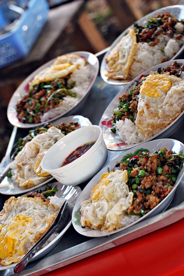 
มื้อกลางวัน.....อาหารหลักนักตกปลาครับ.... :laughing: