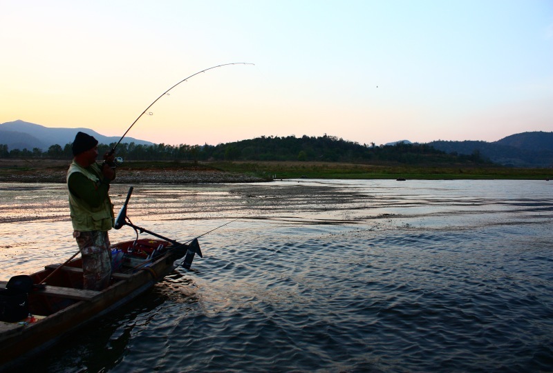 เรือถูกจูงสวนแรงลมทั้งๆที่มีสาหล่