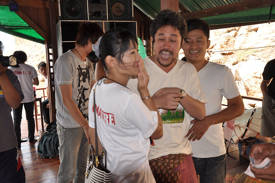 น้องหญิงบอกไม่ไหวอ่ะพี่บอย ตาคนนี้ขนหน้าแข้งดกเหลือเกินจะหอมเข้าไปได้ยัง :laughing: :laughing: :laug