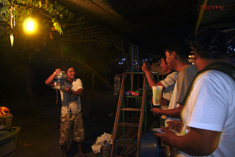 หลังจากจับฉลากแลกของรางวัลกันแล้ว ก็ไปถ่ายรูปกันสนุกสนานครับ  :smile: