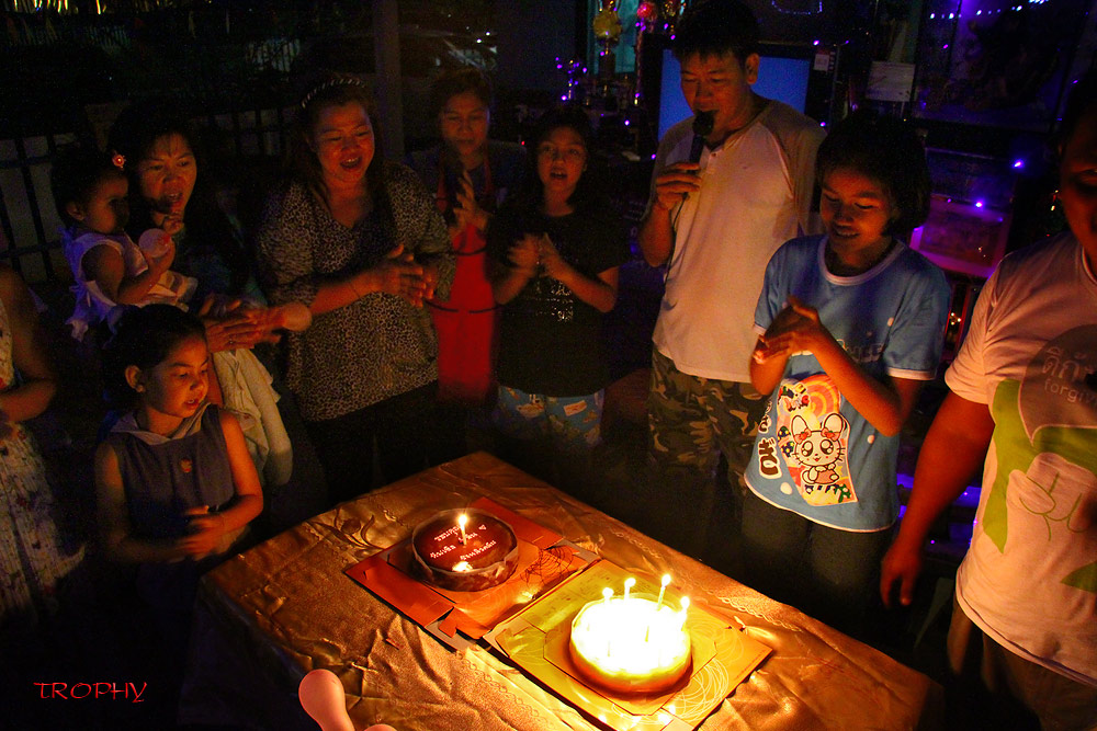 สมาชิกทุกท่านมาร่วมกันร้องเพลงให้น้องเอิงครับ  :party: :party: :party: