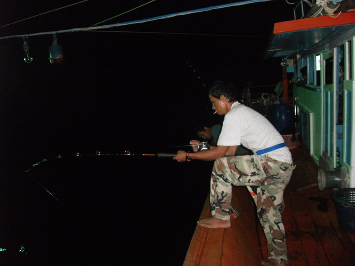 มุดเข้าใต้ท้องเรือ....