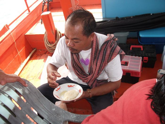 ตานี่มาแปลกนอนตั้งแต่ไปยันกลับ....เมาเรือหายเมาเวลาข้าวสุกเห็นเขากินมั้วๆๆๆลุกขึ้นมากินข้าวเหนียวกับ