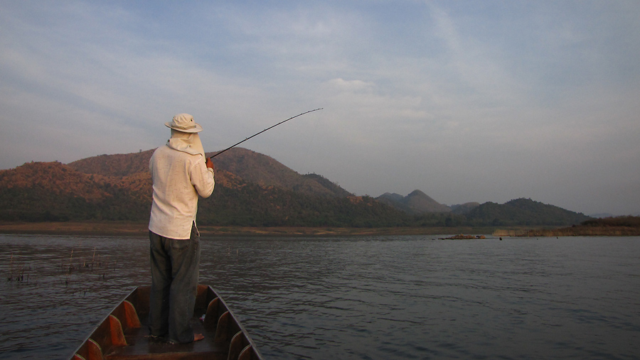 
  ดึงเรือเข้าไปเลย..........ปลายังอยู่เป