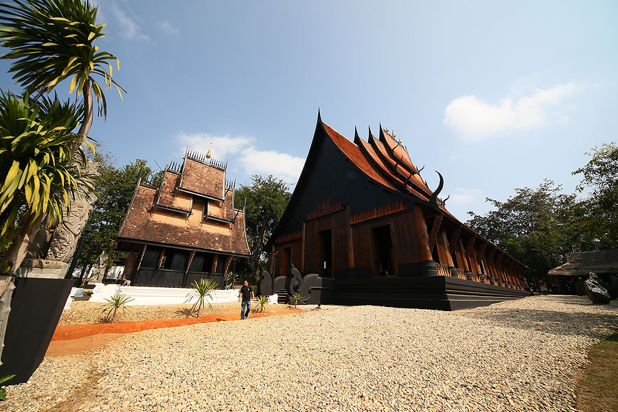 สถานที่ต่อมาบ้านดำของ ดร.ถวัลย์  ครับ