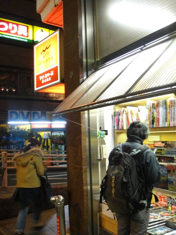 ร้านอยู่ชั้น 3 ด้านล่างเป็นร้านขาย DVD ผู้ใหญ่ ลองเข้าไปดูแล้วบ้านเราถูกกว่า 55555++  

ที่มุมถนนม