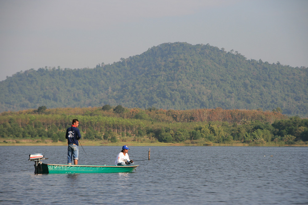  :grin: เอ๊ะเรือลำของน้าบอยกับน้าปุ๊ นี่ท่าทางสบายใจเจงๆ  :grin: