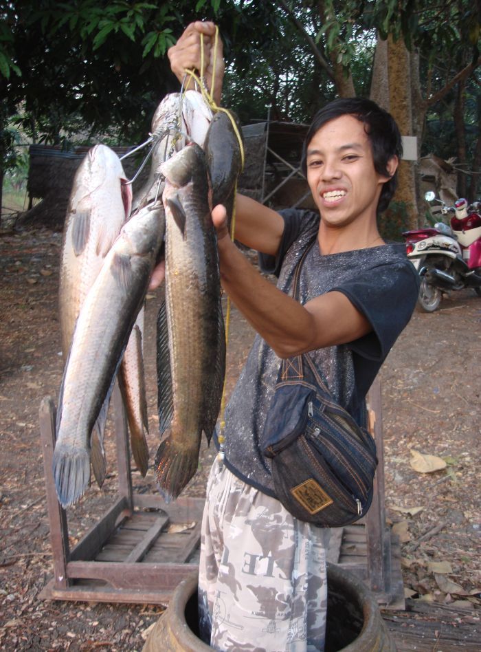 เค้าว่าเมื่อลงเรือลำเดียวกันคือน้ำหนึ่งใจเดียวกัน  แต่ผมไม่เชื่อขอลงโอ่งแล้วกัน :laughing: :laughing