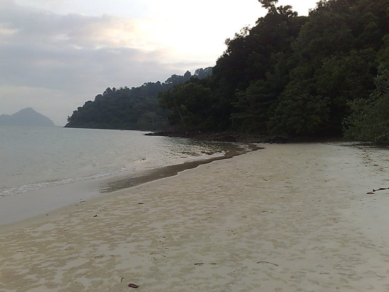 เกาะสวยมากครับ ทางซ้ายและขวาของชายหาดเป็นโขดหินยาวมากๆ เลยคิดจะไปเดินตีดูตอนกลางคืน เห็นมีน้าๆ ตั้งก