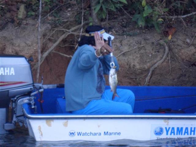 แต่พอจะเข้าไปขอถ่ายรูปจารบอย............ทำเหมือนเห็นปาปารัดซี้...หลบกล้องเอามือบังซะงั้น  อย่างนี้เข
