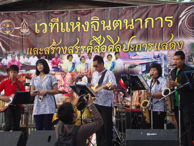 ดนตรีบนเวที่ถ้าจำไม่ผิดเป็นของโรง