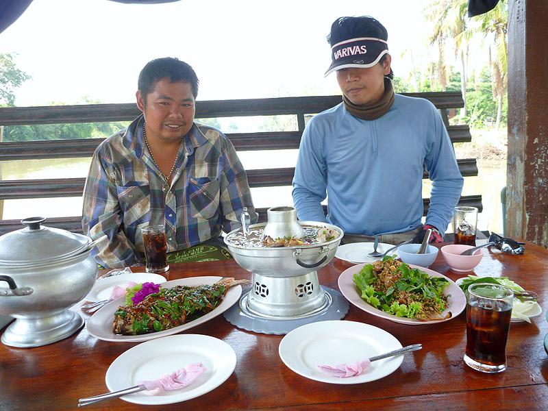 เลยต้องมาเติมพลังที่ร้านอาหาร บ้านริมสวน เอาปลาตัวพอดีกินมาทำอาหาร
เจ้าของเป็นนักตกปลาเหมือนเราๆท่า