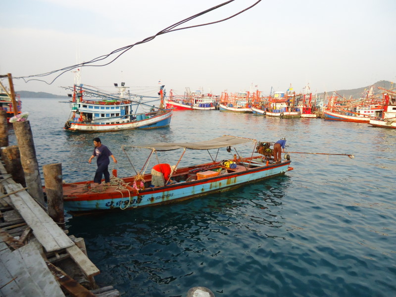              ถึงสะพานขนของลงเรือช่วงนี้กำลังทำสะพานใหม่ไต๋ยิ่งรออยู่แล้ว ออกเรือเมื่อเกือบ8โมง