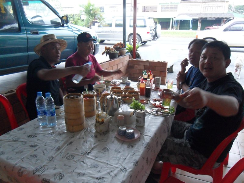 มาเเล้วครับ สมาชิก เเวะกินข้าวกันก่อน  :umh: