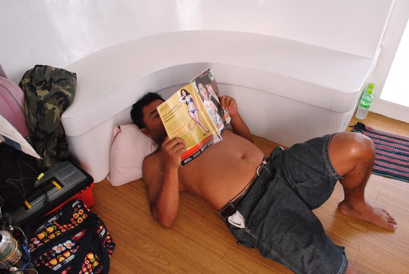 คนนี้ก็เอาเเต่ดูอะไรก็ไม่รู้  :laughing: