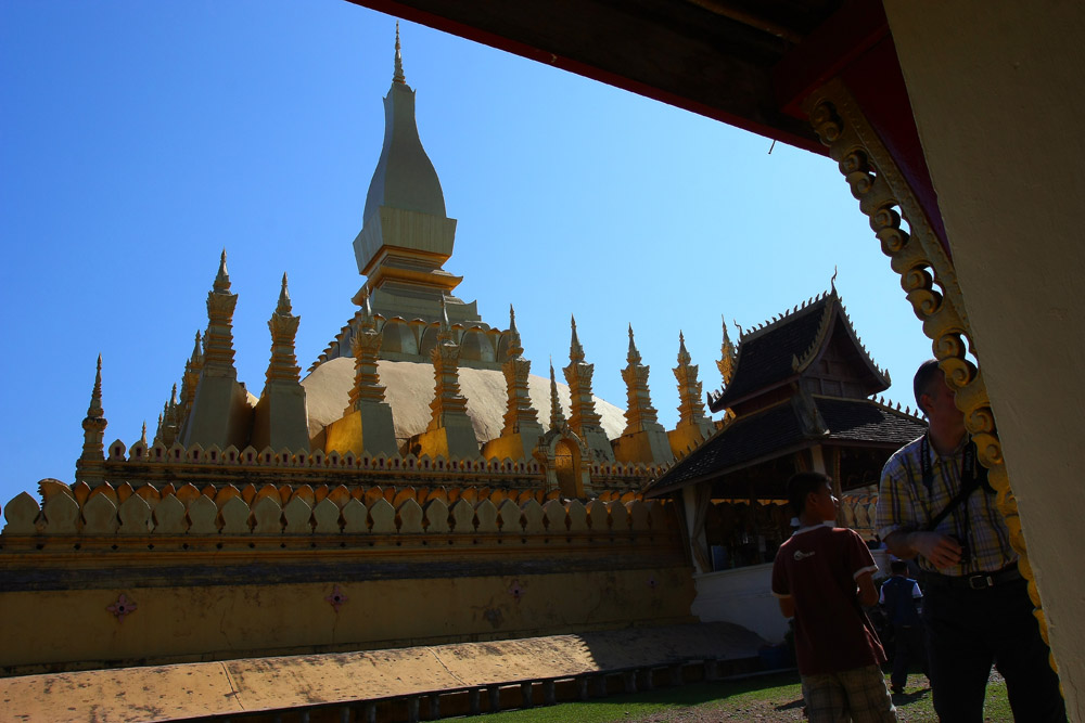 มั่วอวัยวะ...เอ้ย...อบายมุขมาแล้วก็เข้ากราบพระธาตุหลวงเวียงจันทน์หน่อยครับ... :smile: :smile: :smile