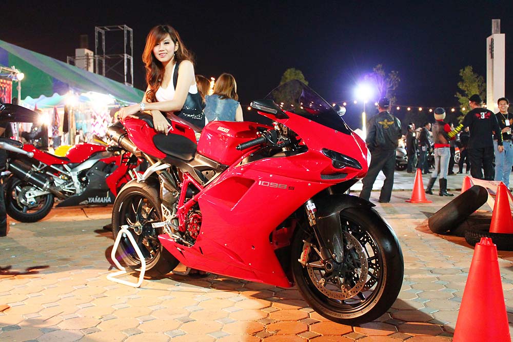 เพราะคอยที่จะถ่ายรูปกับเจ้า DUCATI 1098s คันนี้ไงครับ... :cheer: :cheer: :cheer: