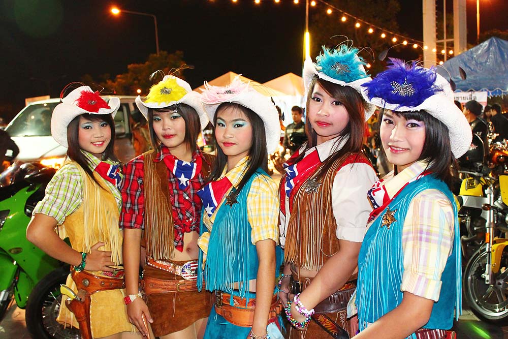 งานนี้ไม่ได้มีแต่อินเดียแดงครับcowgirl ก็มีครับเป็นการสร้างสีสรรค์ครับ :cheer: :cheer: :cheer: