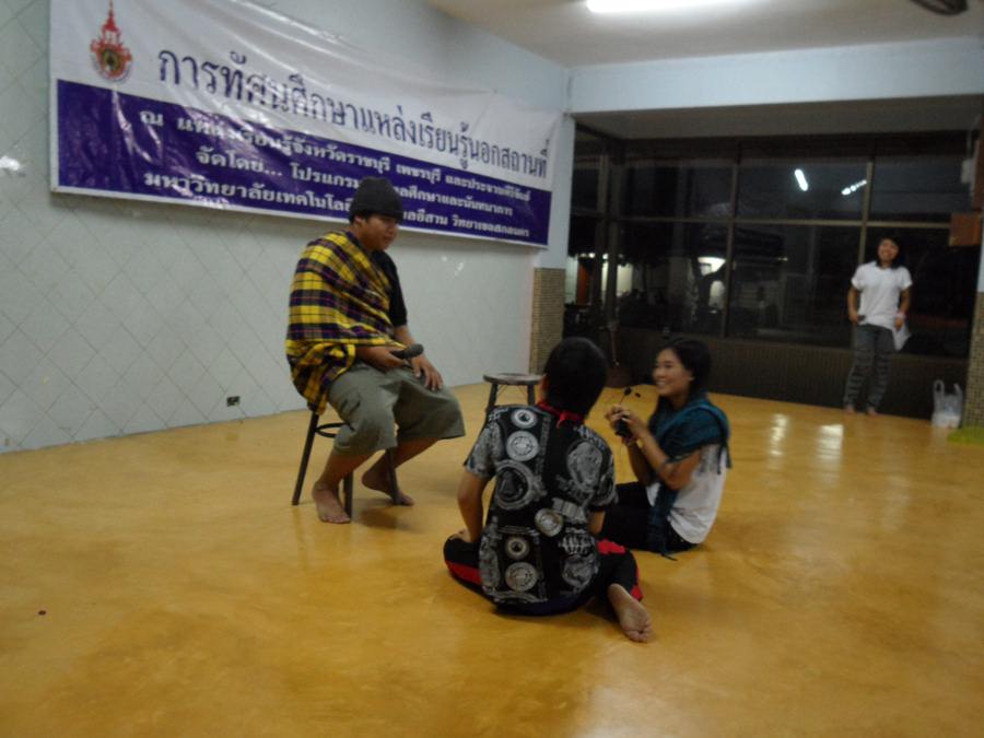 พอถึงตอนเย็นทำการแสดงแต่ละกลุ่มคร